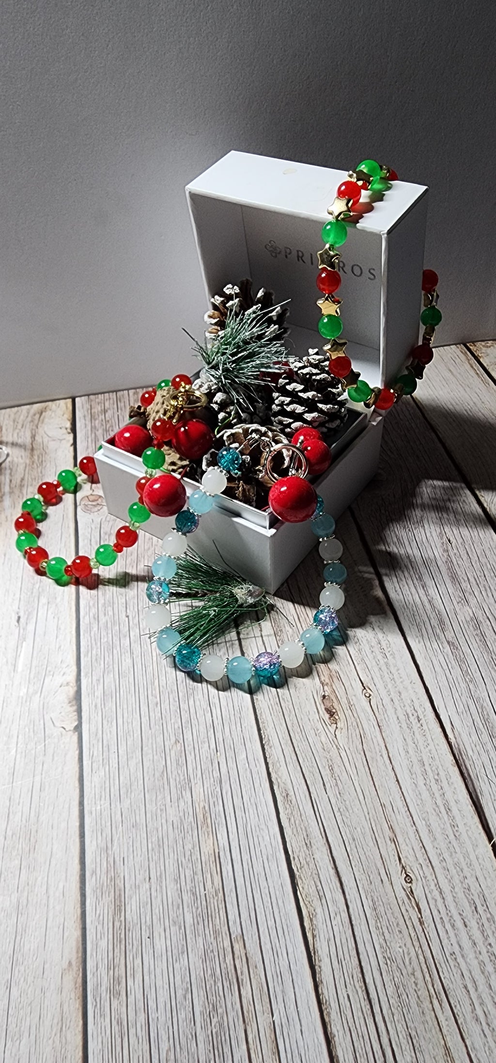 Elegant red and green glass bead Christmas bracelets with dazzling gold accents andspacer beads