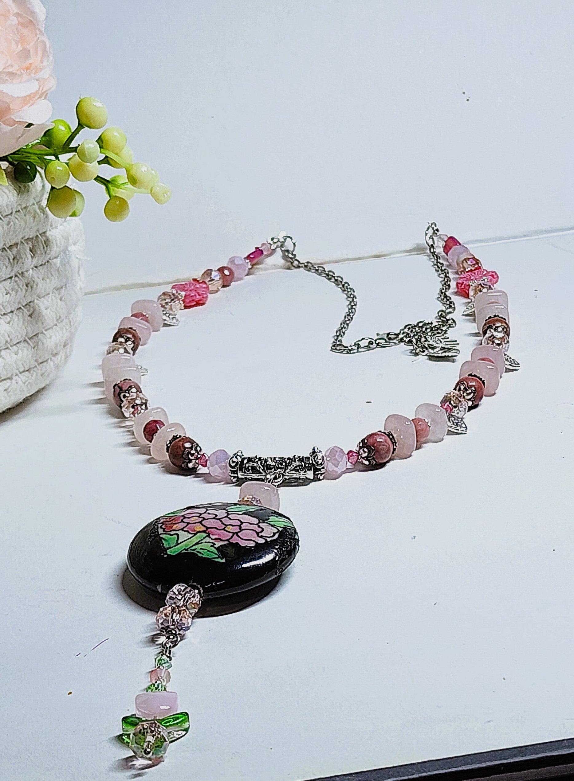 🌸 Hand‑Painted Floral Bead Necklace – Pink Gemstone Statement Jewelry