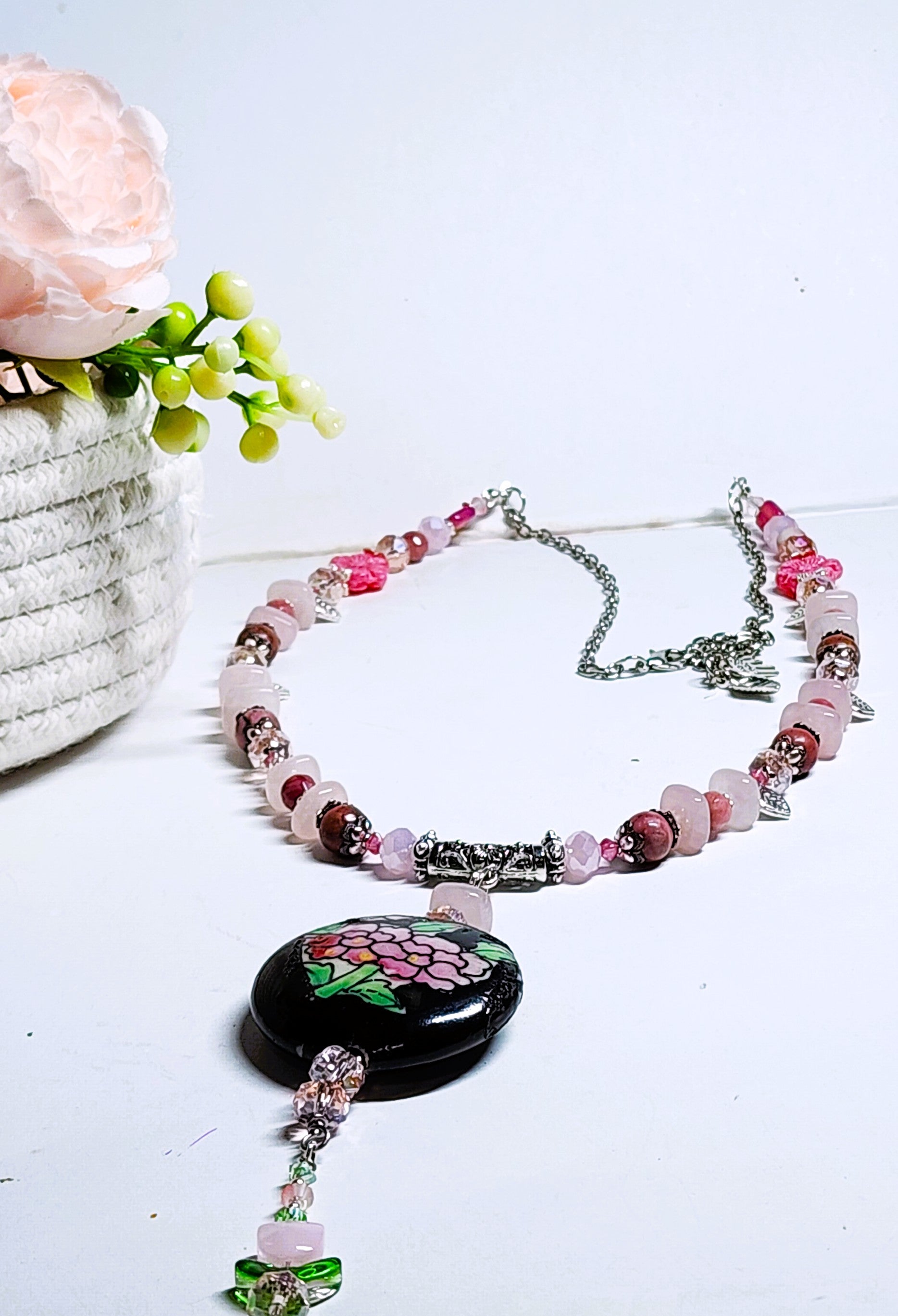 🌸 Hand‑Painted Floral Bead Necklace – Pink Gemstone Statement Jewelry